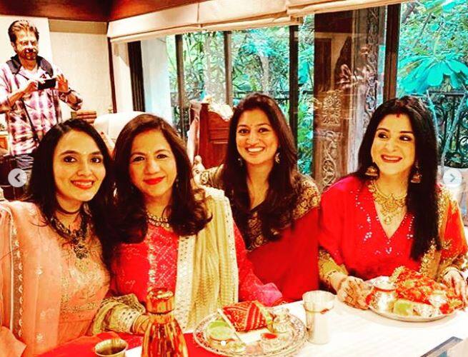 इस दौरान संजय कपूर की पत्नी महीप बेहद खूबसूरत दिखाई दे रही थीं. (Photo: nalinidatta)