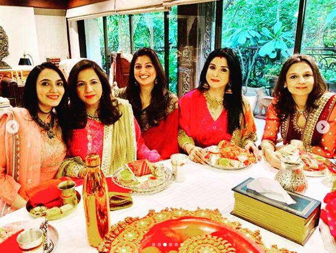 तस्वीरों में आप देख सकते हैं कि सभी के पास पूजा की थाली है. (Photo: nalinidatta)