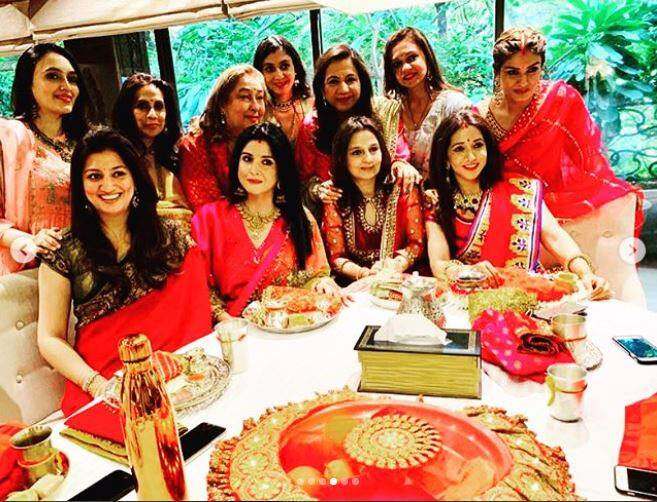 इस दौरान करवाचौथ की पूजा करने आई सभी पत्नियां बेहद खूबसूरत दिखाई दे रही थीं. (Photo: nalinidatta)