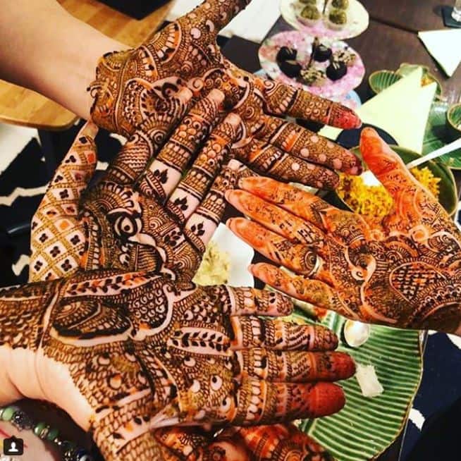 मेहंदी लगी हाथों की ये तस्वीर अभिनेता अनिल कपूर की पत्नी ने सोशल मीडिया पर पोस्ट की हैं. (Photo: kapoor.sunita)