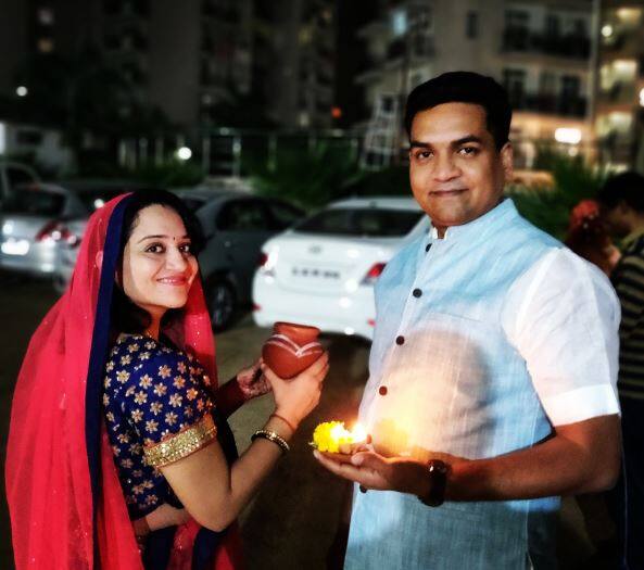 दिल्ली के विधायक कपिल मिश्रा की बीवी ने भी करवा चौथ का त्यौहार बड़े ही आस्था के साथ मनाया. तस्वीर में दोनों चांद को देखने से पहले पूजा करने की तैयारी कर रहे हैं. 