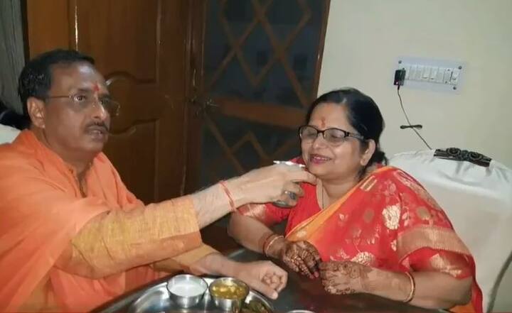 इस तस्वीर में उत्तर प्रदेश के उप मुख्यमंत्री दिनेश शर्मा अपनी बीवी को पानी पिलाकर उनका व्रत खुलवा रहे हैं. राजनेताओं की ऐसी तस्वीरें कम ही दिखने को मिलती हैं.