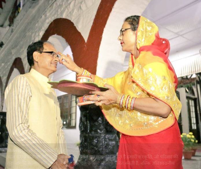 मध्य प्रदेश के मुख्यमंत्री शिवराज सिंह ने करवा चौथ के अवसर पर कई तस्वीरें शेयर की. इस तस्वीर में शिवराज की बीवी उनके माथे पर टीका लगा रही हैं. दोनों बड़े ही प्यार से रश्म करते दिखाई दे रहे हैं.