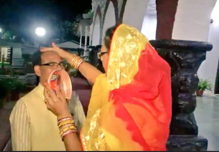 इस तस्वीर में करवा चौथ त्यौहार का सबसे बेहतरीन पल जब पत्नी अपने पति के चेहरे को छलनी में देखने के बाद पानी पीकर व्रत खोलती हैं वो दिख रहा है. तस्वीर में दोनों बहुत अच्छे दिख रहे हैं.