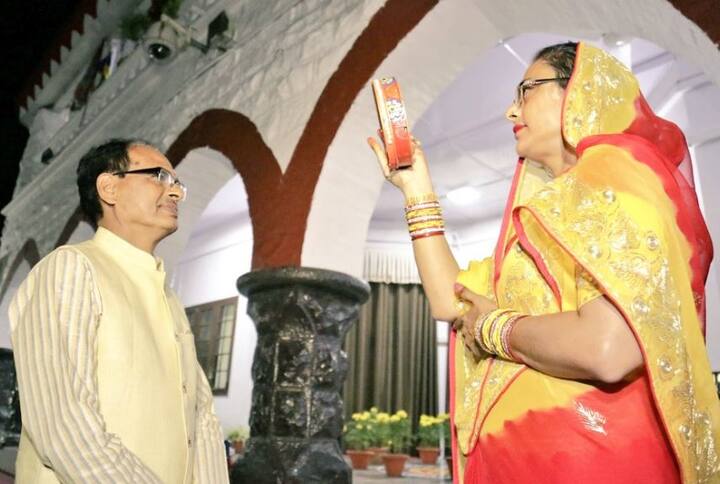 पति की लंबी उम्र की कामना के लिए मनाया जाने वाला करवा चौथ का त्यौहार राजनेताओं की पत्नियों ने भी बड़े ही आस्था और विश्वास के साथ मनाया. तस्वीर में मध्य प्रदेश के मुख्यमंत्री शिवराज सिंह चौहान अपनी पत्नी के साथ त्यौहार का रश्म अदा करते हुए. 