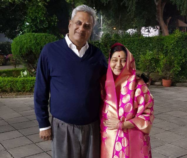 विदेश मंत्री सुषमा स्वराज ने भी करवा चौथ का त्यौहार मनाया. उन्होंने ये तस्वीर कल रात ट्विटर पर शेयर करते हुए लोगों को करवा चौथ की बधाई दी.