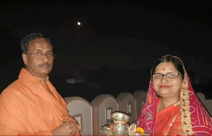 उत्तर प्रदेश के उप मुख्यमंत्री दिनेश शर्मा की पत्नी ने भी करवा चौथ का त्यौहार मनाया. दिनेश शर्मा अपनी बीवी के साथ इस अवसर पर पूजा-अर्चना करने के लिए मंदिर भी गए. दिनेश शर्मा ने ट्विटर पर चांद देखते हुए बीवी का वीडियो भी शेयर किया.