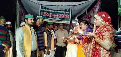 करवा चौथ का व्रत खोलने कलेक्ट्रेट पहुंची पत्नियां, चीनी मिल खुलवाने की मांग लेकर धरने पर हैं किसान पति करवा चौथ का व्रत खोलने कलेक्ट्रेट पहुंची पत्नियां, चीनी मिल खुलवाने की मांग लेकर धरने पर हैं किसान पति