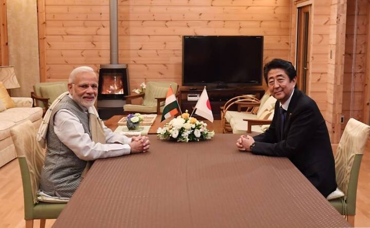 पीएम मोदी 13वें भारत-जापान वार्षिक शिखर सम्मेलन में हिस्सा लेने के लिए शनिवार की शाम को जापान पहुंचे. उन्होंने कहा कि पीएम शिंजो के साथ उनकी बैठक से दोनों देशों के दोस्ताना संबंधों को और मजबूती मिलेगी. दो दिन का यह सम्मेलन रविवार को शुरू हुआ. सम्मेलन में आपसी रिश्तों में हुई प्रगति की समीक्षा की जाएगी और द्विपक्षीय संबंधों के रणनीतिक आयामों को और गहरा करने पर चर्चा होगी. तस्वीर: ट्विटर