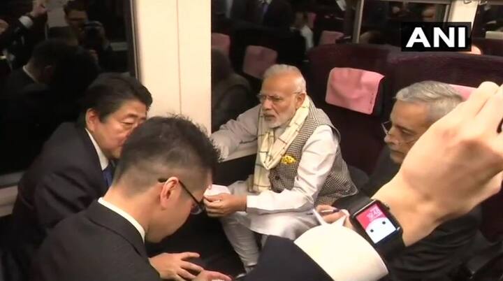 वहीं, आज पीएम शिंजो भारतीय समकक्ष के लिए रात्रि भोज का आयोजन करने वाले हैं. इसके साथ ही सोमवार को दोनों नेता टोक्यो में औपचारिक शिखर बैठक करेंगे. उनकी इस बैठक के एजेंडा में द्विपक्षीय सुरक्षा और आर्थिक सहयोग को मजबूत करना अहम मुद्दों में से एक रहने वाला है. तस्वीर: एएनआई
