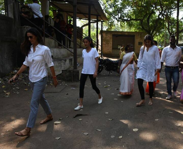 इस दौरान अर्जुन रामपाल की पूर्व पत्नी मेहर जेसिया और उनकी दोनों बेटियां महिका और मायरा भी वहां मौजूद रहीं. (तस्वीर: मानव मंगलानी)