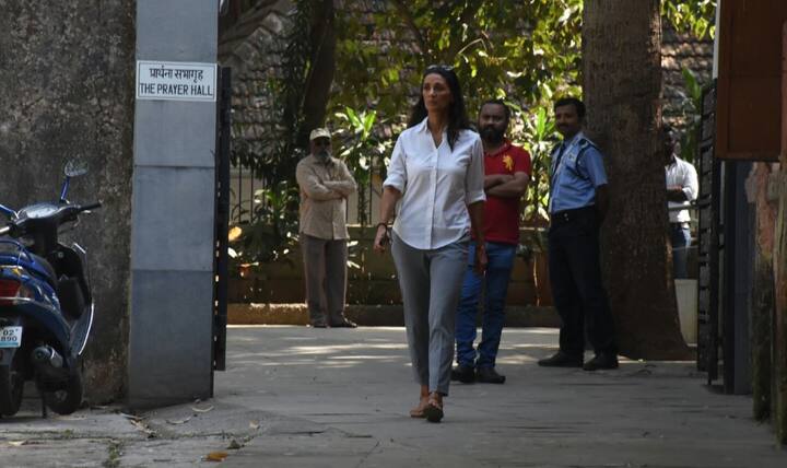 दुखी चेहरे के साथ उनकी पूर्व पत्नी मेहर जेसिया अंतिम संस्कार स्थल पर नज़र आईं. . (तस्वीर: मानव मंगलानी)
