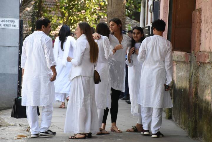 इस दौरान वहां मौजूद सभी लोग अर्जुन की बेटियों को ढांढस बंधाते भी दिखे. . (तस्वीर: मानव मंगलानी)