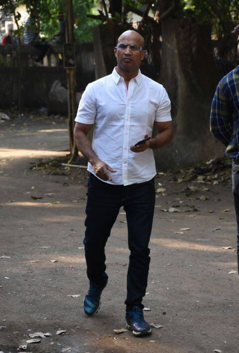 इनके अलावा अभिनेता जीतू वर्मा भी अर्जुन की मां को अंतिम विदाई देने पहुंचे. (तस्वीर: मानव मंगलानी)