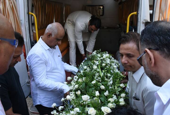 हालांकि कुछ दिनों पहले अर्जुन ने अपने सोशल मीडिया के ज़रिए फैंस को जानकारी दी थी कि उनकी मां की तबीयत ठीक हो गई है. (तस्वीर: मानव मंगलानी)