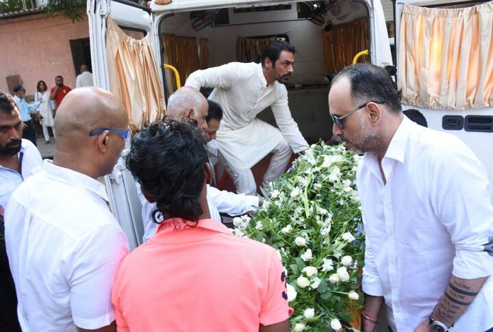 इस दौरान अर्जुन रामपाल के चेहरे पर उनकी मां के गुज़र जाने के दुख साफ नज़र आया. (तस्वीर: मानव मंगलानी)