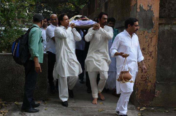 मां की अर्थी का कंधे देते अर्जुन रामपाल. . (तस्वीर: मानव मंगलानी)