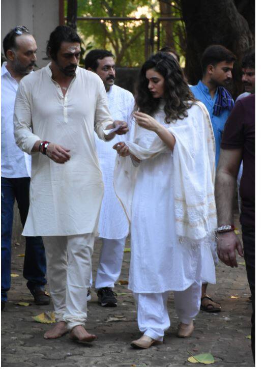 इसके अलावा अर्जुन की दोस्त गैब्रिएला भी अंतिम संस्कार के दौरान उनके साथ दिखीं. (तस्वीर: मानव मंगलानी)