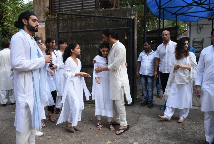 अपनी बेटियों को गले लगाकर ढांढस बांधते अर्जुन रामपाल. (तस्वीर: मानव मंगलानी)