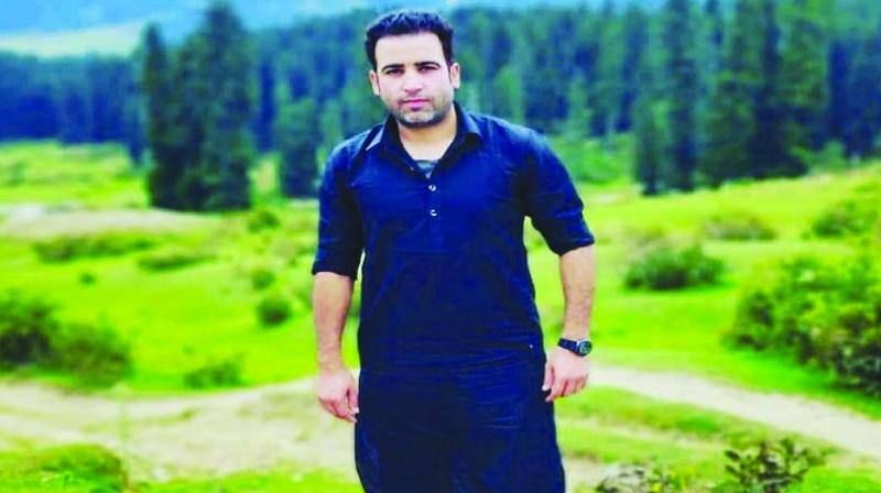 पुलवामा: माता-पिता से मिलने के लिए दाढ़ी तक कटवाई, बेरहम आतंकियों ने सब इंस्पेक्टर को गोली मारी cop changed look to meet parents, killed by terrorist, jammu and kashmir पुलवामा: माता-पिता से मिलने के लिए दाढ़ी तक कटवाई, बेरहम आतंकियों ने सब इंस्पेक्टर को गोली मारी