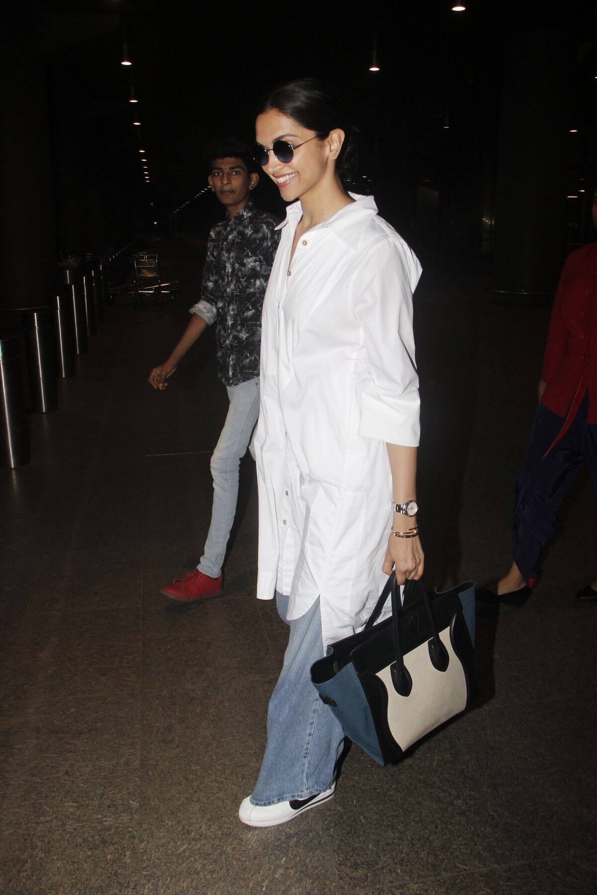 VIDEO: शादी की तैयारियों के बीच सैफ और सिद्धार्थ के साथ कुछ इस अंदाज में दिखीं दीपिका पादुकोण