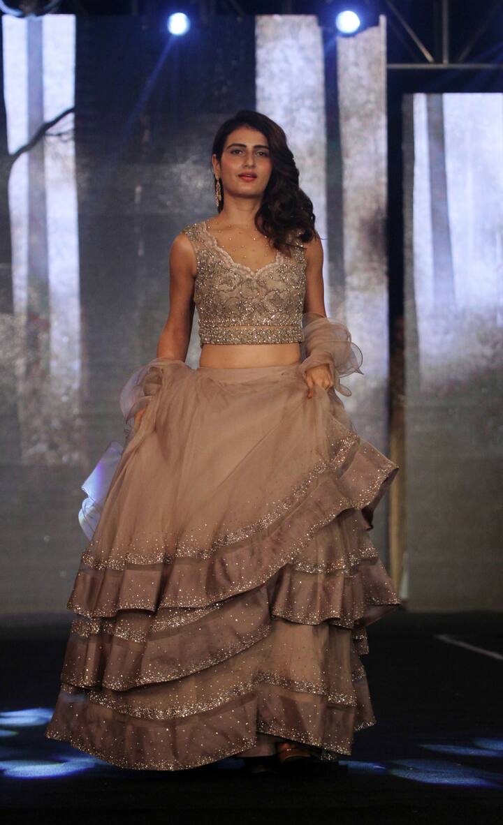 'दंगल गर्ल' फातिमा सना शेख इन दिनों अपने लुक की वजह से काफी चर्चा बटोर रही हैं. हाल ही में फातिमा एक वेडिंग कलेक्शन को पेश करती नज़र आईं.