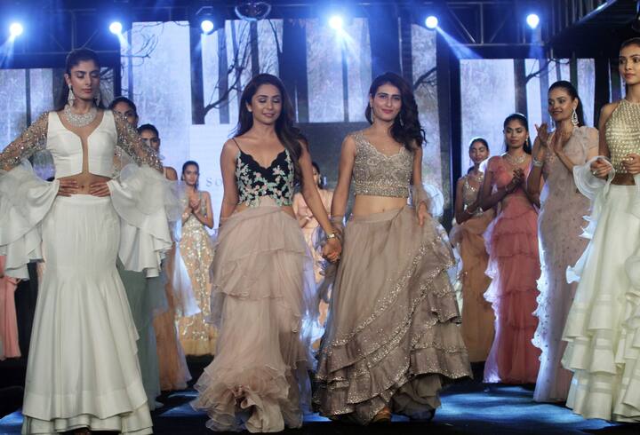 बता दें कि इस शो में फातिमा ने डिजाइनर सोनाक्षी राज का ब्राइडल लहंगा पहना. इस ड्रेस में फातिमा काफी खूबसूरत नज़र आ रही थीं.