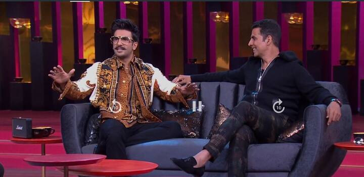 आगे अक्षय ने कहा, ''ये बहुत हीअच्छा इंसान है. ये किसी की भी शादी में जाता है परफॉर्मेंस करने तो ये सबसे आखिर में वहां से जाता है.''  (Photo Credit: HotStar Video Grab)