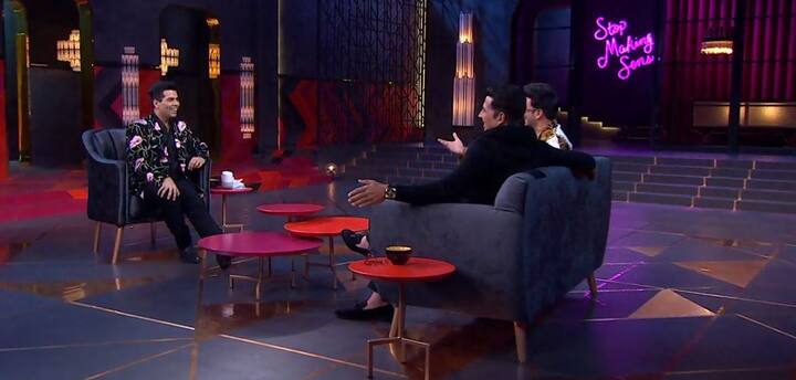 'कॉफी विद करन' सीजन 6 शुरु हो चुका है. इस वीकेंड इस शो में अभिनेता अक्षय कुमार और रणवीर सिंह दोनों साथ-साथ पहुंचे और खूब मस्ती की.  (Photo Credit: HotStar Video Grab)