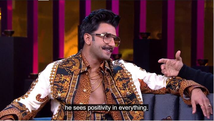 इसके बाद रणवीर ने कहा, ''ये सब उन्होंने अक्षय से ही सीखा है.'' एक वाकया याद करते हुए रणवीर ने बताया, ''बैंड बाजा बारात के समय मैं एक शादी अटेंड कर रहा था. बैक स्टेज मैं, अनुष्का और कैटरीना मस्ती कर रहे थे. सर भी वहां थे उन्होंने मुझसे पूछा 'अगले हफ्ते आ रहा है?' तो मैंने कहा, ''नहीं''.   (Photo Credit: HotStar Video Grab)