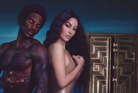 इन तस्वीरों में किम के साथ कुछ पुरुष मॉडल भी हैं जो कि न्यूड नजर आ रहे हैं. फोटोः इंस्टाग्राम 