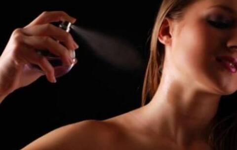 लंबे समय तक परफ्यूम की खुशबू पाने के लिए लगाएं इन हिस्सों पर