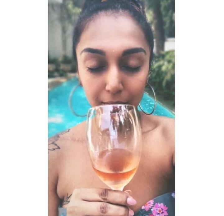 एक्ट्रेसेस को अक्सर सोशल मीडिया पर ट्रोलिंग का सामना करना पड़ता है. ऐसा ही कुछ हाल ही में एक्ट्रेस श्वेता सालवे के साथ भी हुआ. श्वेता इन दिनों गोवा में छुट्टियां मना रही हैं. इसी दौरान की एक तस्वीर उन्होंने अपनी इंस्टाग्राम स्टोरी पर शेयर की थी. Photo - @shveshve