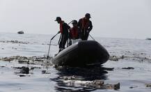 इंडोनेशिया: समंदर में क्रैश हुए विमान के मलबे की भयावह तस्वीरें