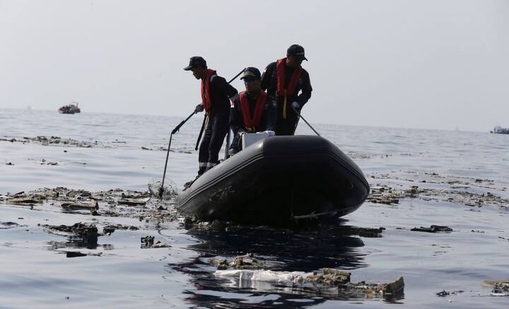 इंडोनेशिया में क्रैश हुए लॉयन एयर की फ्लाइट JT- 610 को भारतीय पायलट भव्य सुनेजा उड़ा रहे थे. पश्चिमी जावा के करवांग में आज सुबह हुए इस विमान हादसे में 178 व्यस्क यात्री, 3 बच्चे और 7 विमानकर्मी शामिल थे. तस्वीर: एपी