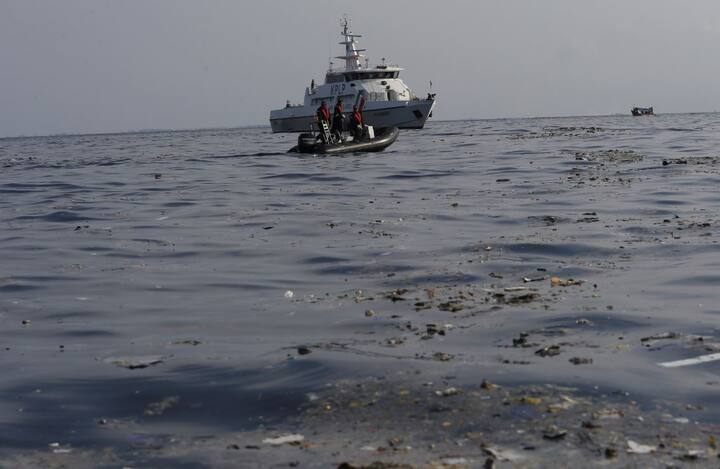 इंडोनेशिया का लॉयन एयर यात्री विमान जेटी-610 सोमवार को जकार्ता से पंगकल पिनांग जा रहा था, लेकिन उड़ान भरने के कुछ ही मिनटों बाद दुर्घटनाग्रस्त हो गया. राष्ट्रीय खोज एवं बचाव एजेंसी के प्रवक्ता यूसुफ लतीफ ने इस बात की जानकारी मीडिया के जरिए दी थी. तस्वीर: एपी