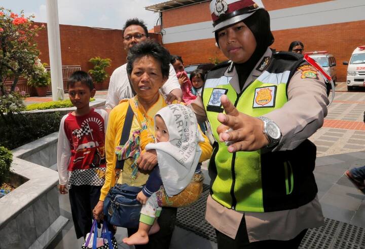 इस बीच रेस्क्यू टीम ने भी मोर्चा संभालते हुए मरने वालों के परिवारजन को सुविधाजनक मदद मुहैया कराई. तस्वीर: एपी