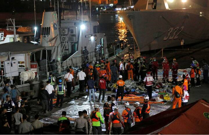 वहीं, राहत एवं बचाव दस्ता देर रात तक तलाशी कर रहा है. हादसे से जुड़ा बचाव अभियान जारी है. तस्वीर: एपी