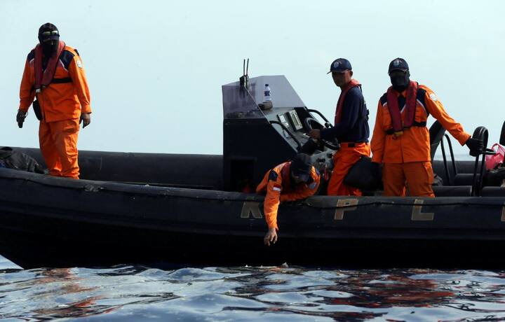 'जकार्ता पोस्ट' द्वारा इकट्ठी की गई सूचना के मुताबिक, लॉयन एयर 610 ने सुबह 6.20 बजे जकार्ता से उड़ान भरी थई और सुबह 6.33 बजे उसका संपर्क टूट गया था. लॉयन एयर के एक अधिकारी ने बीबीसी को बताया कि अभी यह स्पष्ट नहीं हो पाया है कि विमान में कितने लोग सवार थे. तस्वीर: एपी