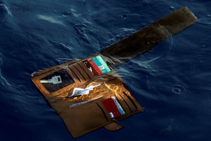 इस बीच हादसे में मारे गए यात्री का पर्स भी रेसक्यू टीम को मिला. तस्वीर: एपी