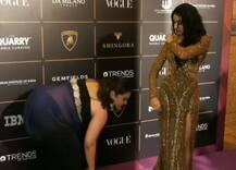 VIDEO: रेड कार्पेट पर पोज देते वक्त पैरों में फंस गई जाह्नवी कपूर की ड्रेस