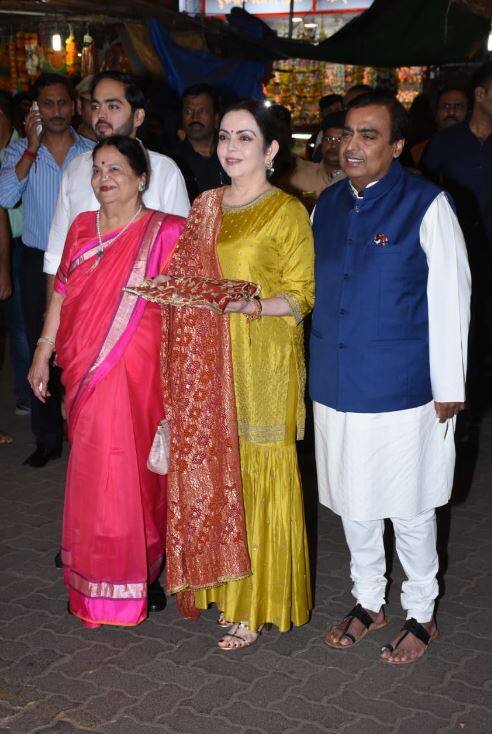 आपको बता दें कि मुकेश अंबानी की बेटी ईशा अंबानी की शादी रियल एस्टेट कारोबारी अजय पीरामल के बेटे आनंद पीरामल के साथ आने वाली 10 दिसंबर को होनी है. तस्वीर: मानव मंगलानी