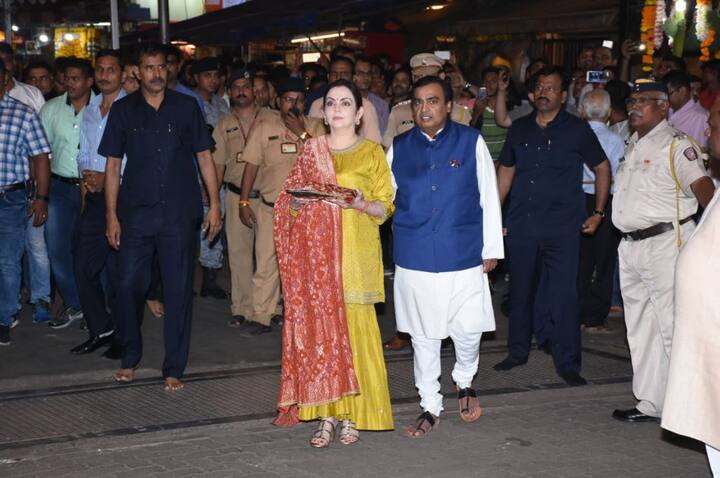 इस दौरान मुकेश सफेद कलर के कुर्ता पजामा, नीता पटियाला सूट में नज़र आईं. तस्वीर: मानव मंगलानी
