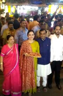 बेटी की शादी का कार्ड चढ़ाने मुकेश अंबानी परिवार संग पहुंचे सिद्धिविनायक मंदिर