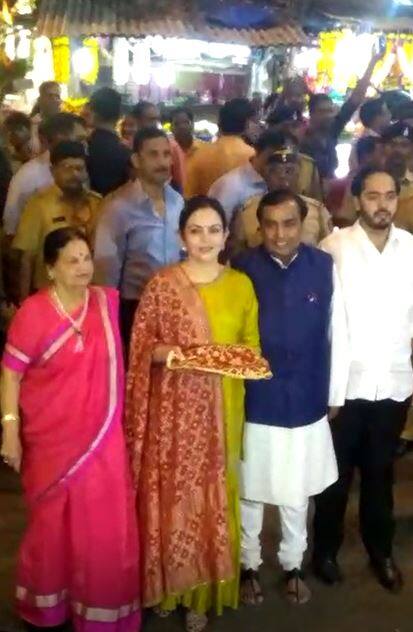  देश के सबसे अमीर उद्योगपति मुकेश अंबानी, पत्नी नीता अंबानी, बेटे आकाश और मां कोकिलाबेन अंबानी के साथ मुंबई स्थित सिद्धिविनायक मंदिर बेटी ईशा की शादी का कार्ड चढ़ाने पहुंचे. तस्वीर: मानव मंगलानी 