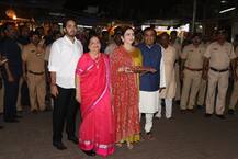 बेटी की शादी का कार्ड चढ़ाने मुकेश अंबानी परिवार संग पहुंचे सिद्धिविनायक मंदिर