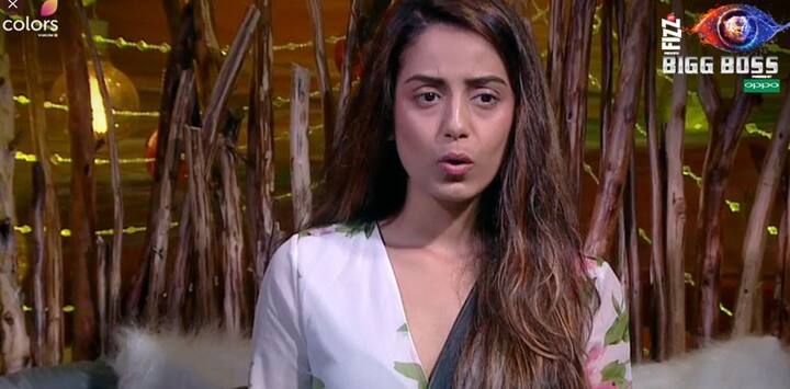 नॉमिनेशन प्रक्रिया के पूरा होने पर बिग बॉस ने इस हफ्ते सेफ रहने वाले कंटेस्टेंट्स को नॉमिनेट हुए कंटेस्टेंट्स की रैंकिंग तय करने का काम दिया. इस टास्क के लिए गार्डन एरिया में 1 से लेकर 9 तक के बोर्ड लगा दिए गए और रैंकिंग के आधार पर ही कंटेस्टेंट्स को वहां खड़ा होने का आदेश दिया गया.