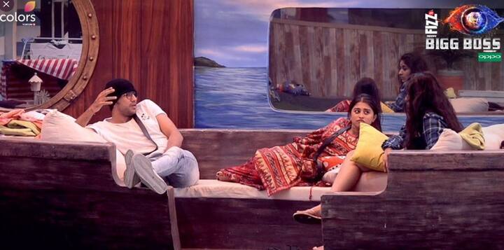 सभी घरवालों की राय जानने के बाद बिग बॉस ने दीपक को घर का कैप्टन होने के नाते पॉवर दी है कि वह नॉमिनेट होने वाले सदस्यों को छोड़कर किसी एक सदस्य को भी बेघर होने के लिए नॉमिनेट कर सकते हैं. इस मौके का फायदा उठाते हुए दीपक ने श्रीसंत को बेघर होने के लिए नॉमिनेट कर दिया.