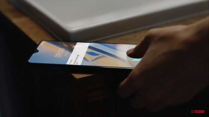 OnePlus 6T launched: Price, availability, specifications and feature OnePlus 6T लॉन्च: सबसे तेज इस डिस्प्ले फिंगरप्रिंट सेंसर से लैस है ये स्मार्टफोन, जानिए फीचर्स-कीमत