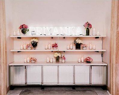 प्रियंका चोपड़ा ने तस्वीरें पोस्ट कर लिखा है कि इतने अमेजिंग लोगों के साथ अपना ये खास लम्हा सेलिब्रेट करके उन्हें बहुत मजा आया. जिन दोस्तों ने प्रियंका के लिए इस जश्न का आयोजन किया था उन्हें थैंक्यू बोलते हुए प्रियंका ने लिखा कि ये बहुत ही यादगार ब्राइडल शॉवर था जिसमें सारे नियम तोड़े गए. फोटोः इंस्टाग्राम 